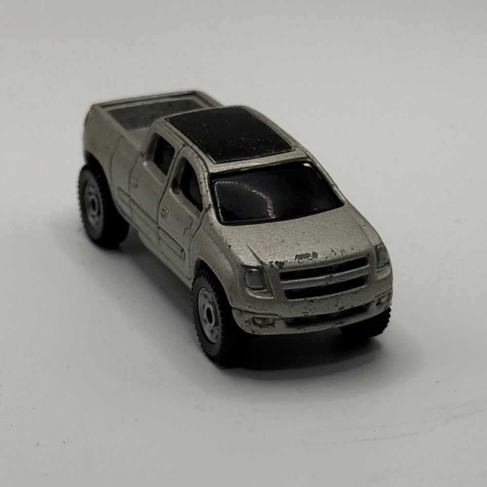 Maisto 2003 Chevrolet Cheyenne Concept Diecast Pickup Truck Silver 1/64 Scale
